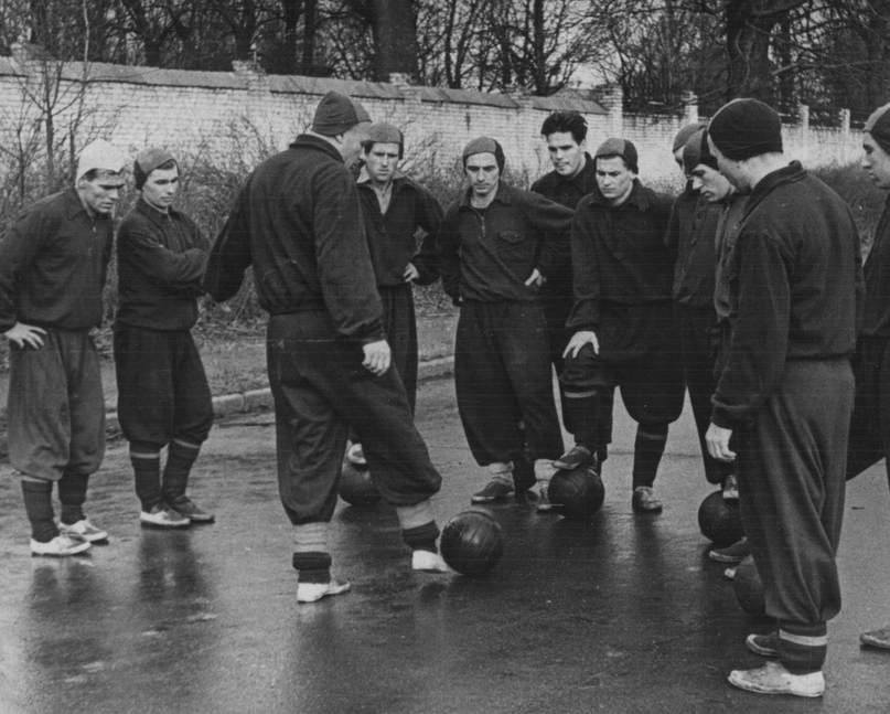 Январь 1957 года. Александр Лаврентьевич демонстрирует своим подопечным элементы футбольной техники.jpg